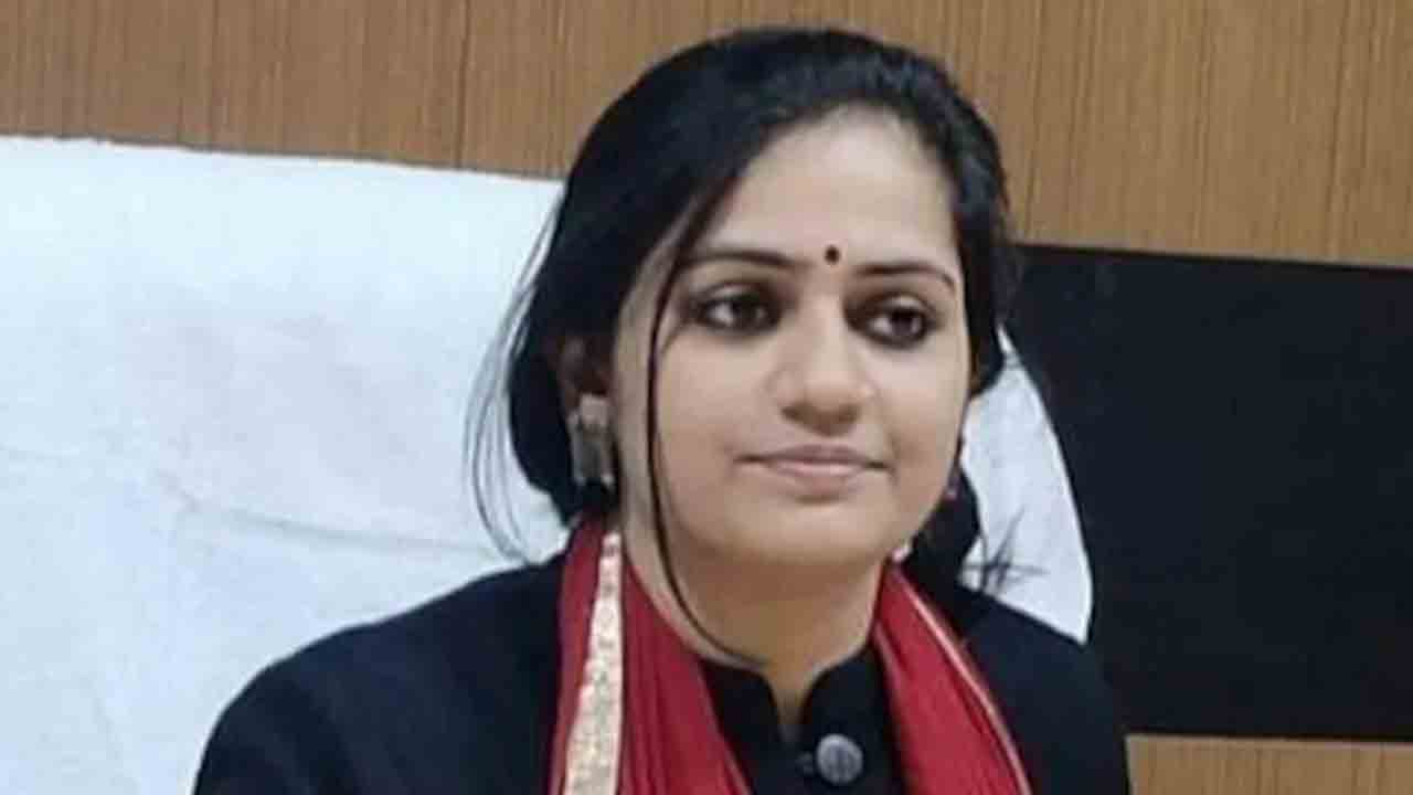 ఐఏఎస్‌ అధికారిణి ఆవుకు అనా­రోగ్యం… ఏడు­గురు పశు వైద్యు­లకు చికిత్స బాధ్య­తలు