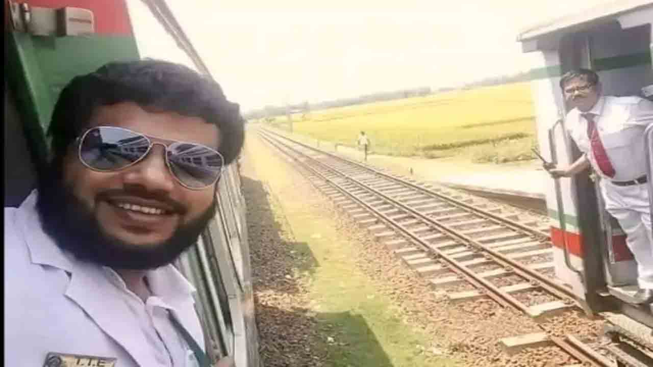 Viral Photo: రైల్వేలో పని చేస్తున్న తండ్రి, కుమారుడు… రైళ్లు పక్కపక్కన వెళ్తుండగా సెల్ఫీ