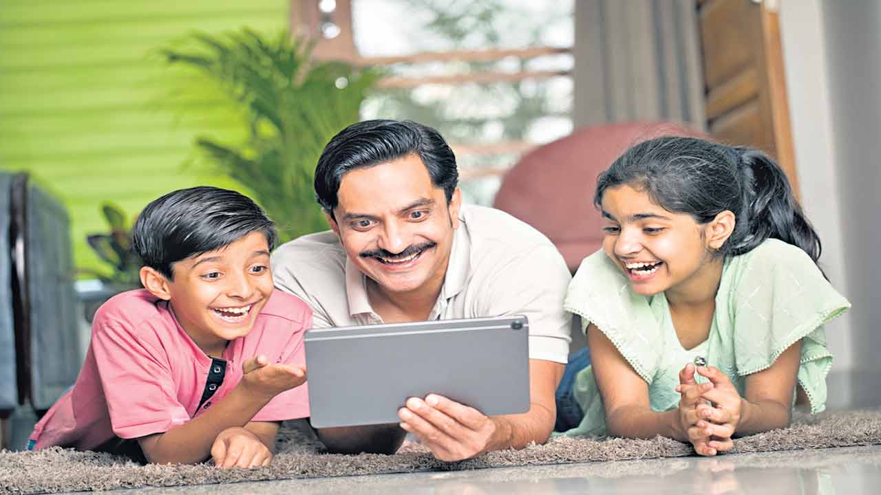 నాన్నకు నవ్వుతో..