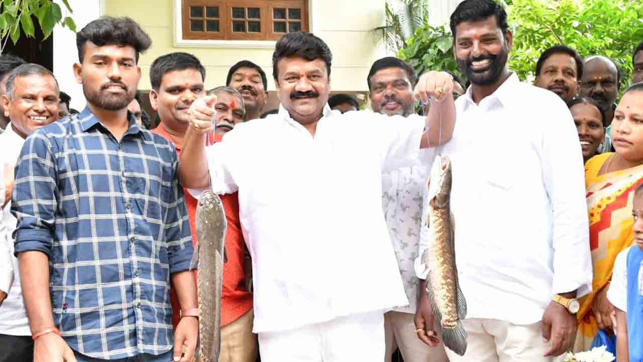 మృగ‌శిర కార్తె రోజున మంత్రి త‌ల‌సానికి కొర్ర‌మీను చేప‌లు