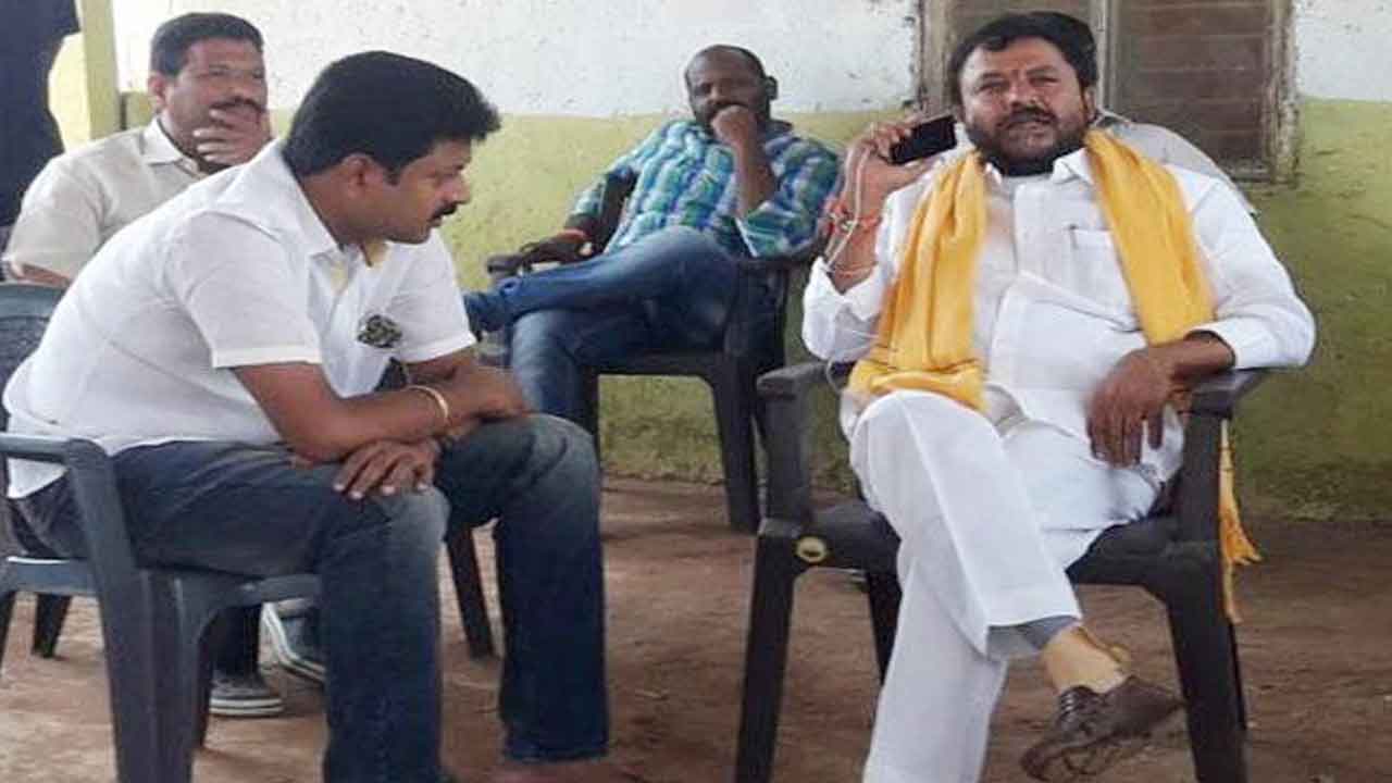 దెందులూరులో ఇరువర్గాల ఘర్షణ : మాజీ ఎమ్మెల్యే చింతమనేని హౌస్ అరెస్ట్