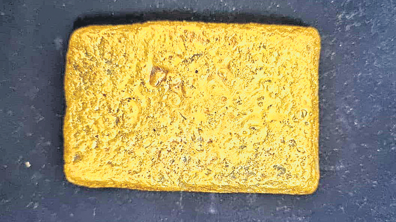 శంషాబాద్‌లో కిలో బంగారం పట్టివేత