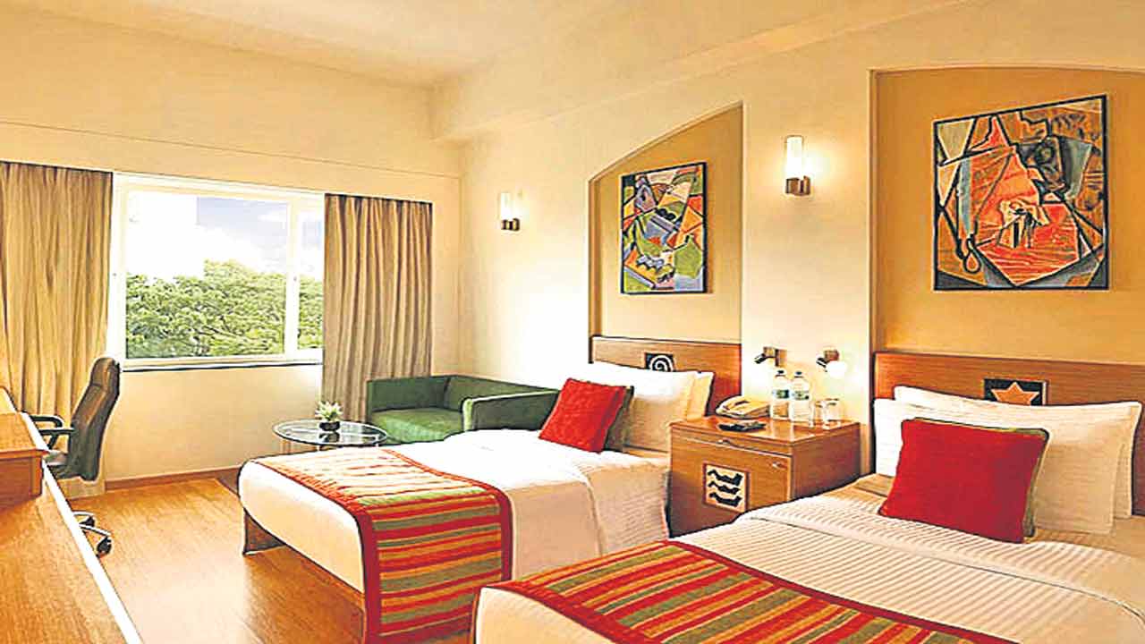 హోటల్‌ అద్దె పిరం.. దవాఖానల్లోని గదులూ భారమే