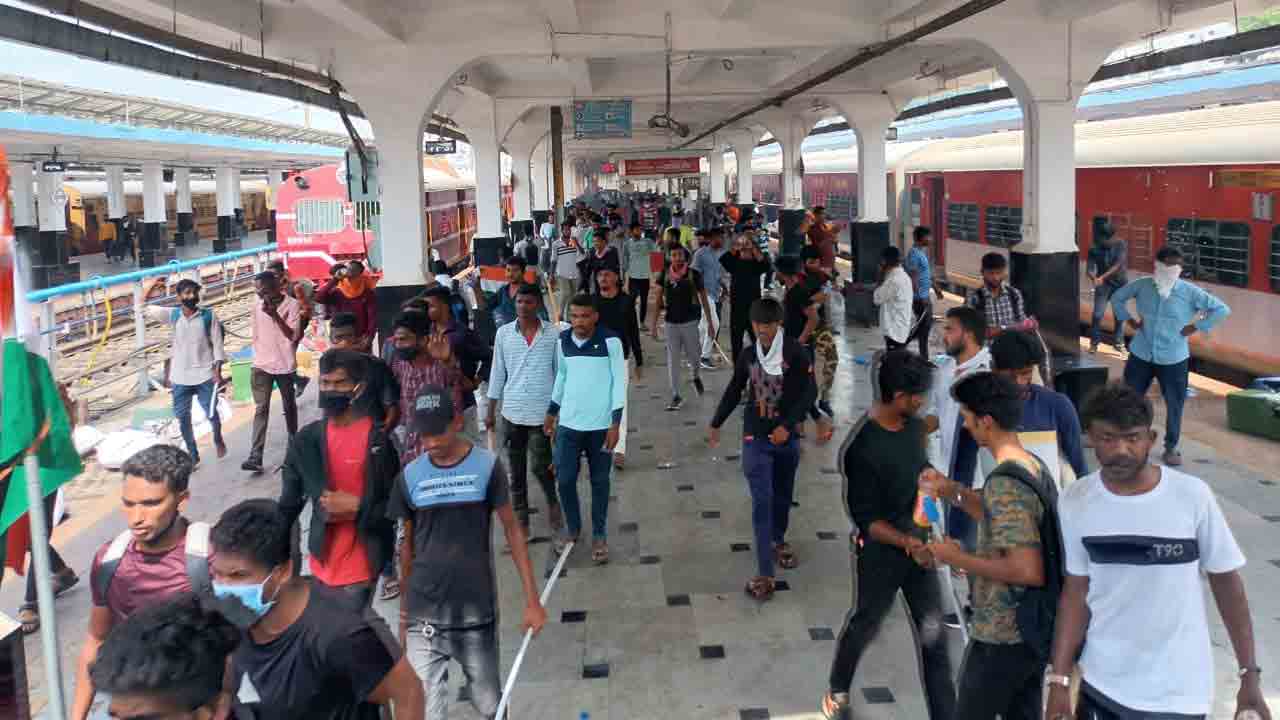 పోలీసుల కాల్పుల్లో గాయ‌ప‌డ్డ‌ 13 మంది ఆర్మీ ఉద్యోగార్థులు.. గాంధీలో చికిత్స‌