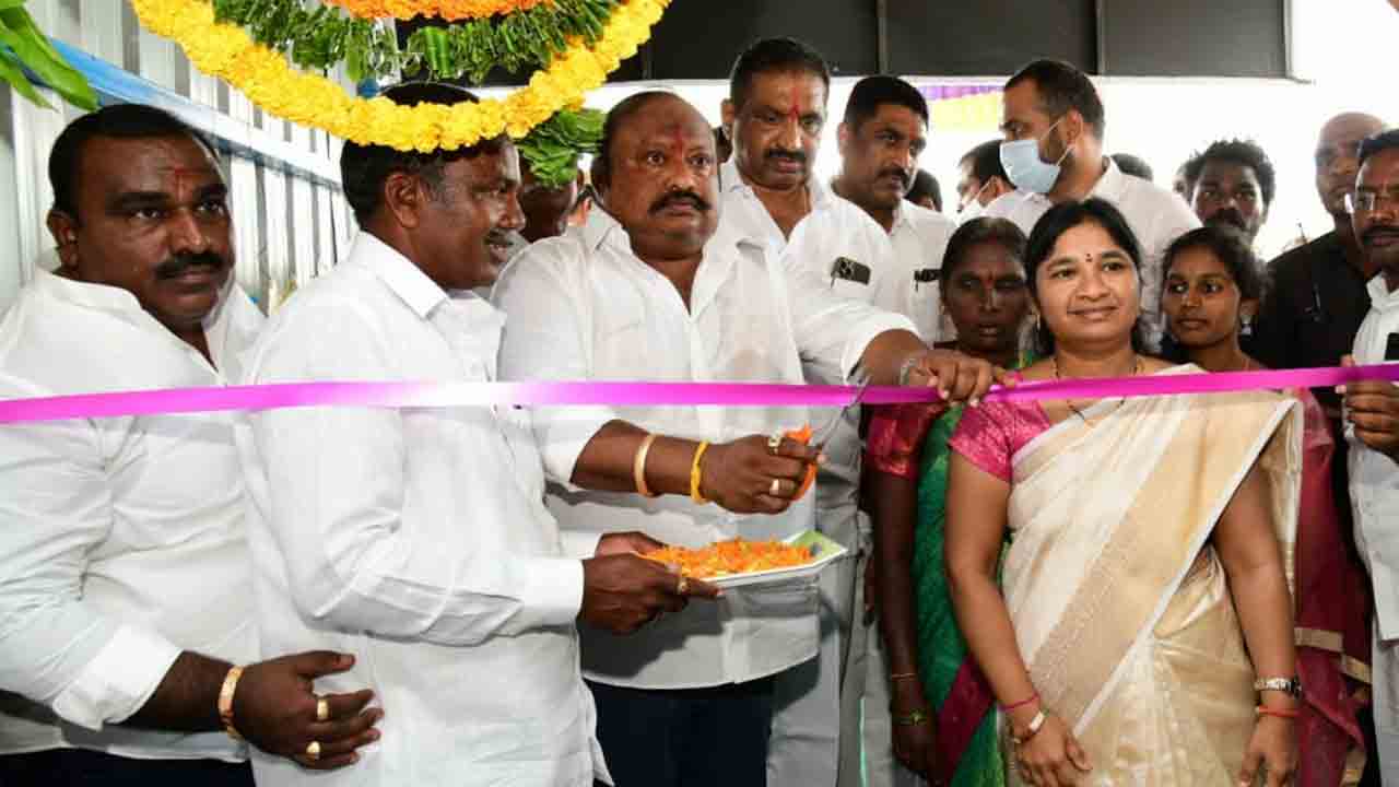 దళితుల జీవితాల్లో వెలుగులు నింపేందుకు దళితబంధు : మంత్రి గంగుల