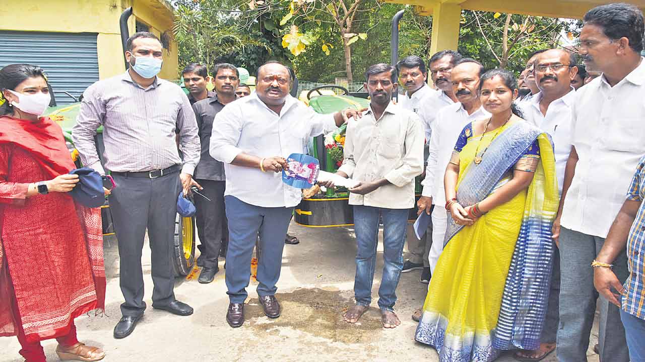 దళితబంధుతో ఆర్థికంగా ఎదగాలి