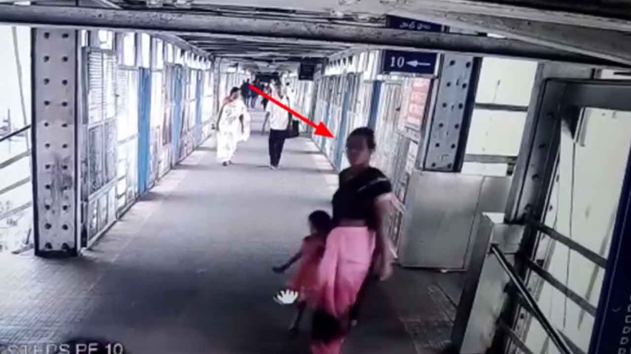 విజయవాడ రైల్వే స్టేషన్‌ బాలిక కిడ్నాప్‌.. సీసీ కెమెరాలు జల్లెడ పడుతున్న పోలీసులు