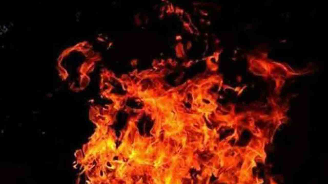 బాలిక‌పై లైంగిక‌దాడి.. ఇద్ద‌రు యువ‌కుల‌కు నిప్పంటించిన గ్రామ‌స్తులు