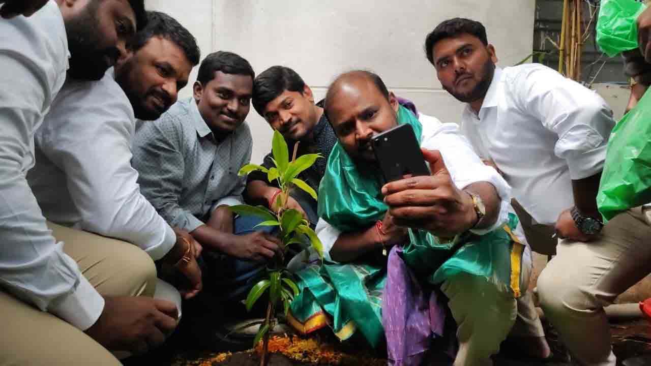 గ్రీన్‌ ఇండియాలో మొక్కలు నాటిన ఎఫ్‌డీసీ చైర్మన్‌ అనిల్ కూర్మాచలం