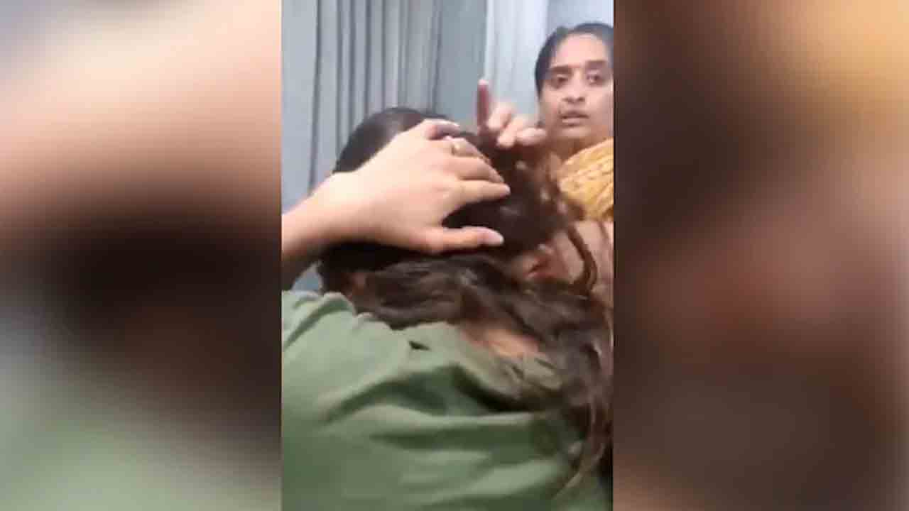 కాంగ్రెస్ లీడ‌ర్ రాస‌లీల‌లు.. రెడ్ హ్యాండెడ్‌గా ప‌ట్టుకున్న భార్య‌