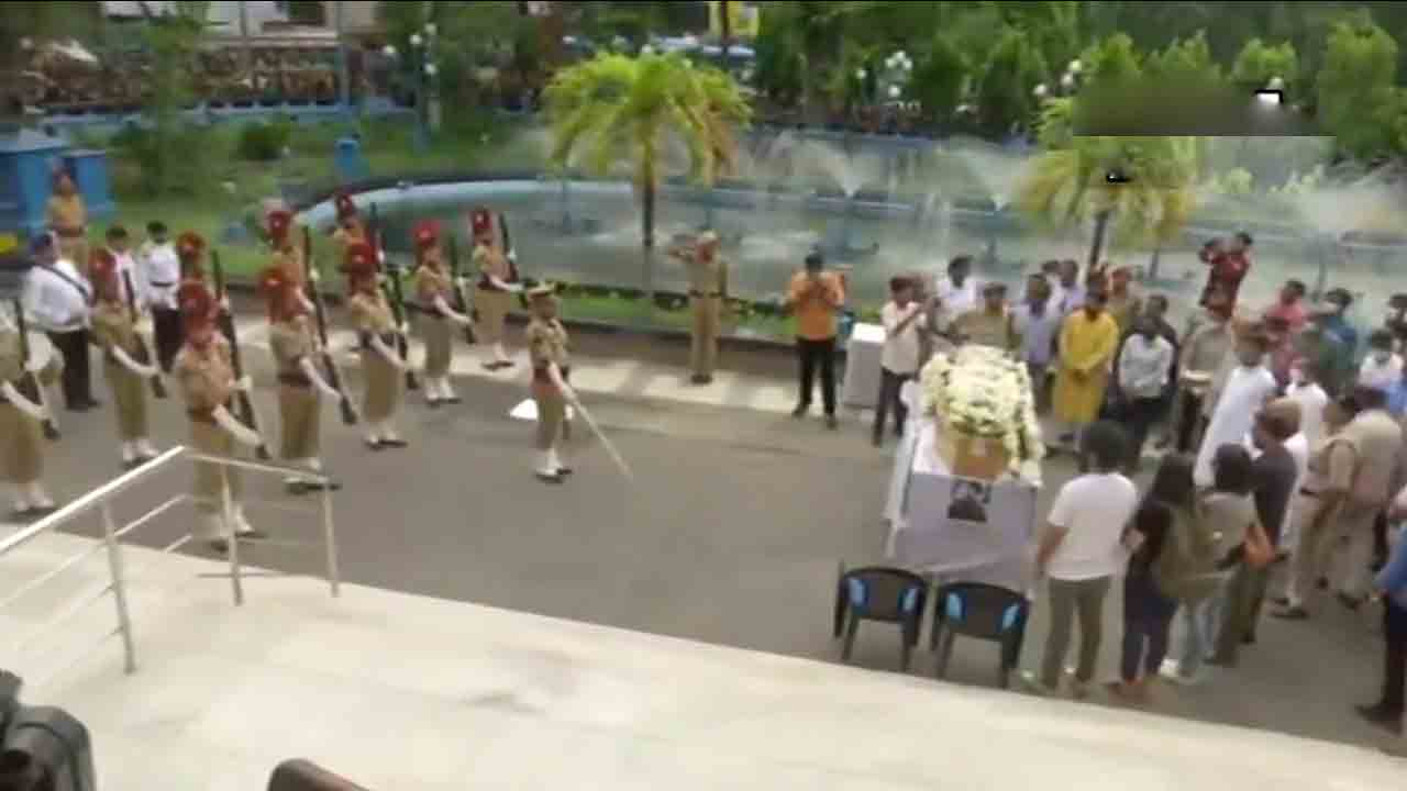 Gun Salute To KK | సైనిక లాంఛ‌నాల‌తో కేకే పార్థీవ‌దేహానికి నివాళులు..వీడియో