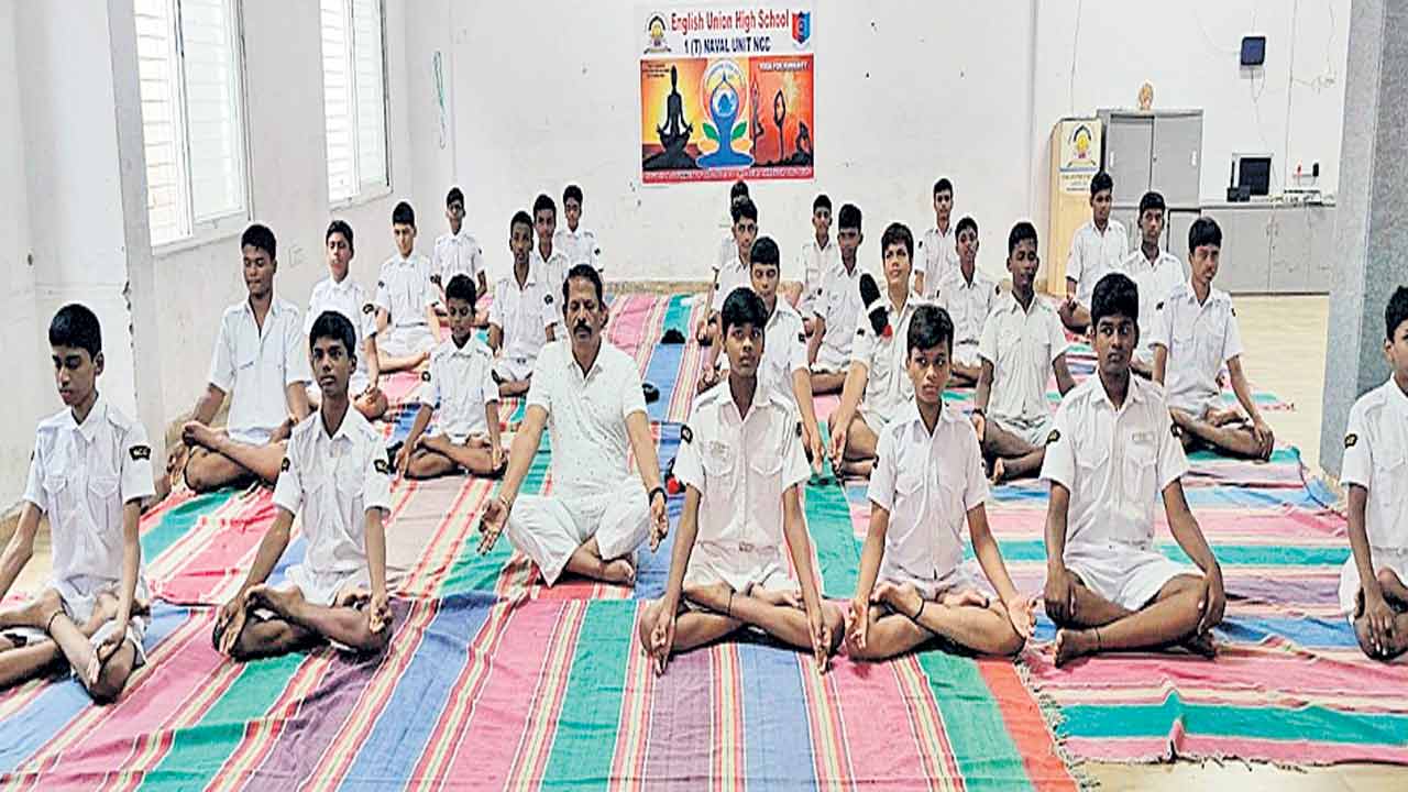 యోగాతో.. సంపూర్ణ ఆరోగ్యం