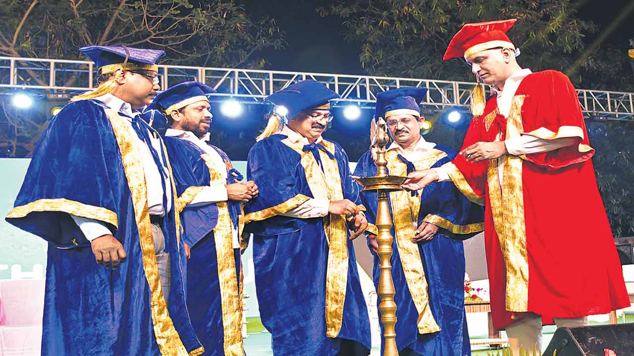 అట్టహాసంగా గాంధీలో స్నాతకోత్సవం