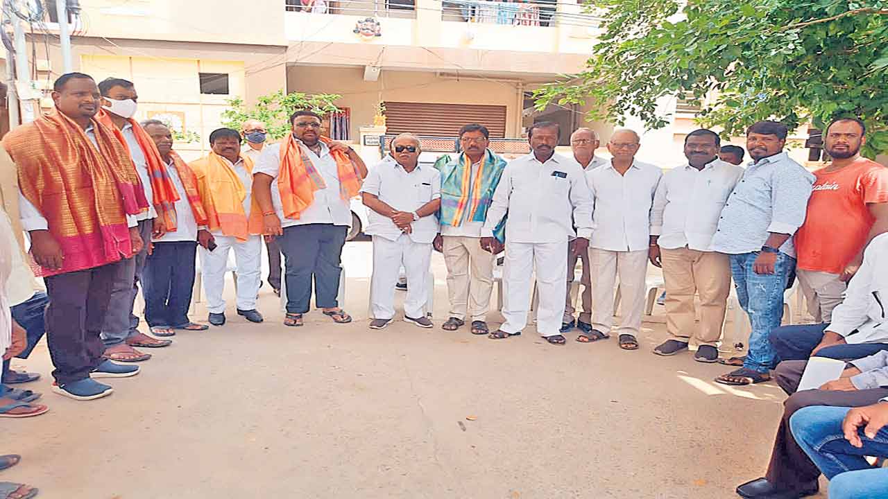 పరిసరాల శుభ్రతపై దృష్టి పెట్టండి