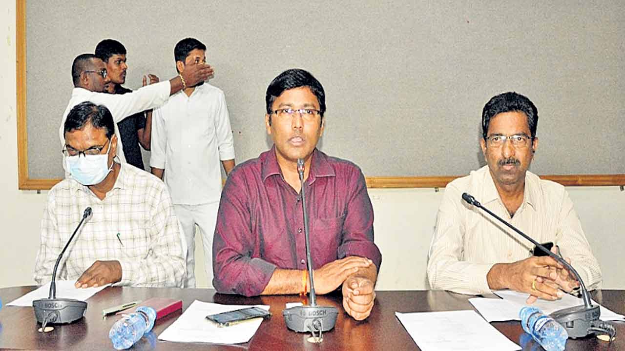 క్షేత్ర స్థాయిలో పర్యటించి ఇళ్ల క్రమబద్ధీకరణ చేపట్టాలి