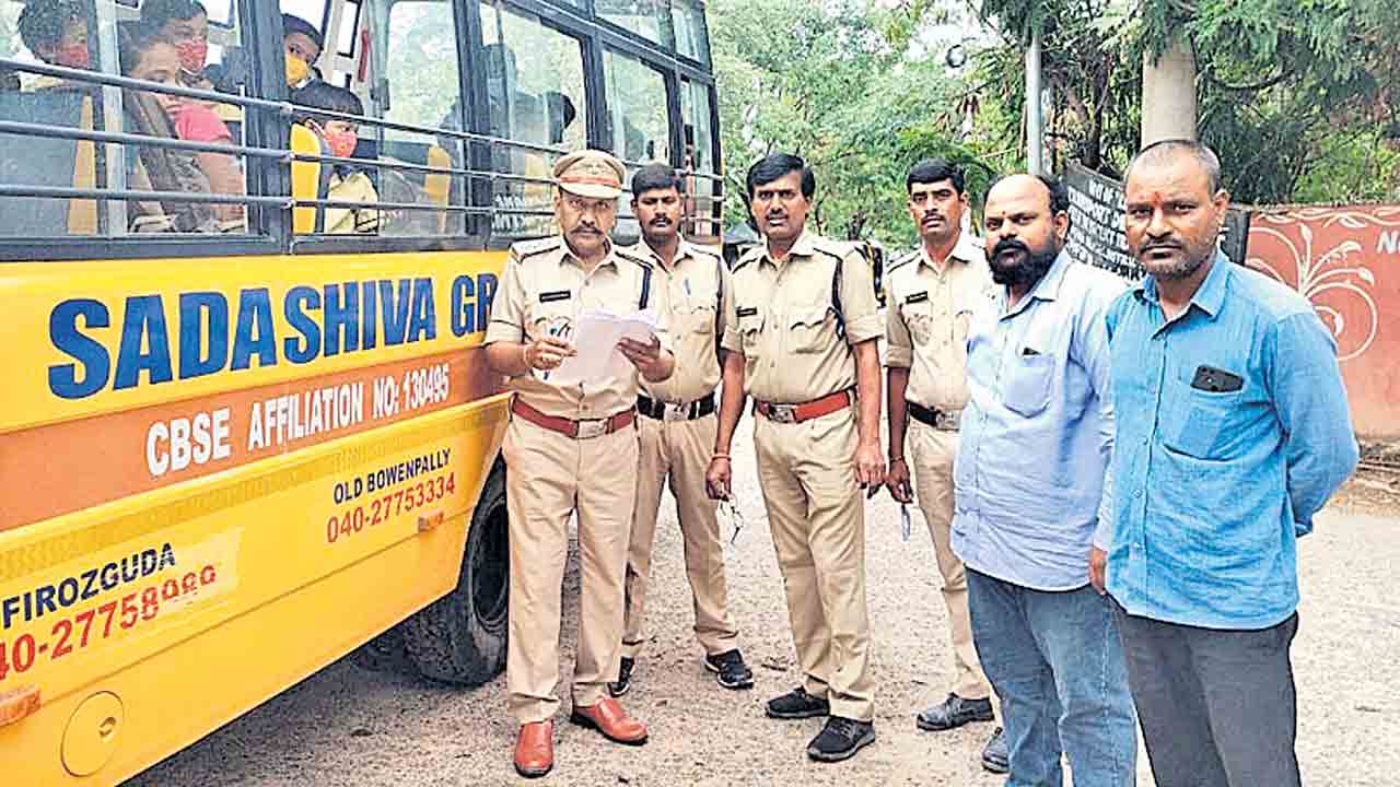 విద్యార్థులను తీసుకువెళ్లే..