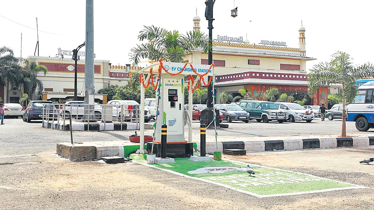 హైదరాబాద్‌ రైల్వే స్టేషన్‌లో..ఈ- వెహికిల్‌ చార్జింగ్