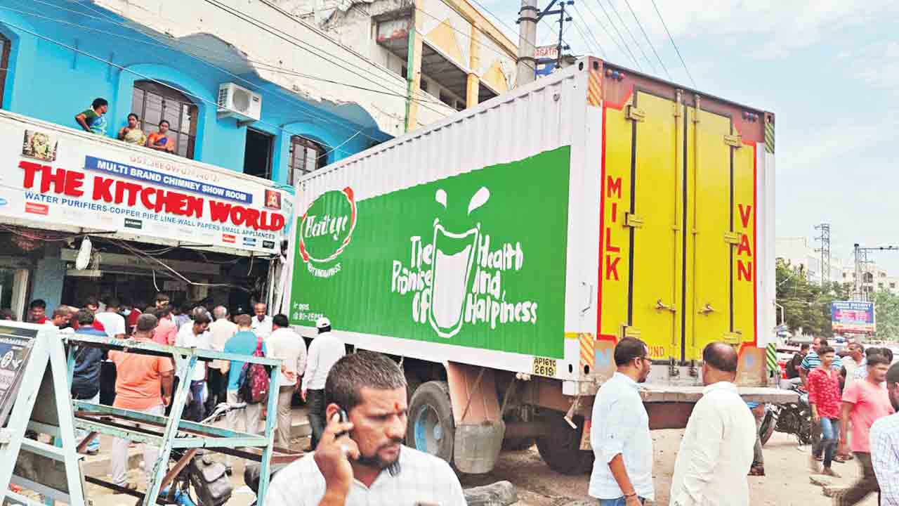 పాల కంటైనర్‌ లారీ బీభత్సం