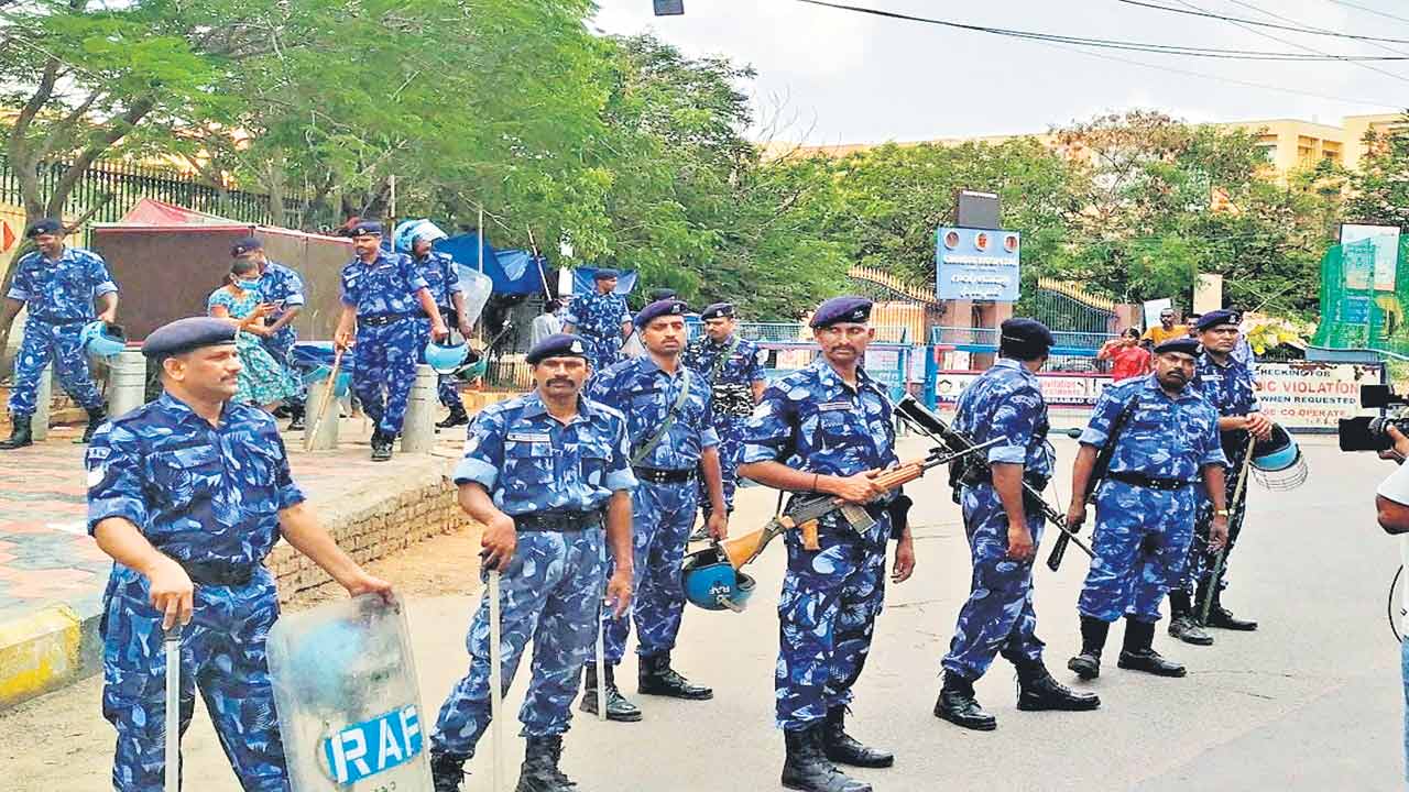 నలుగురికి బుల్లెట్‌ గాయాలు