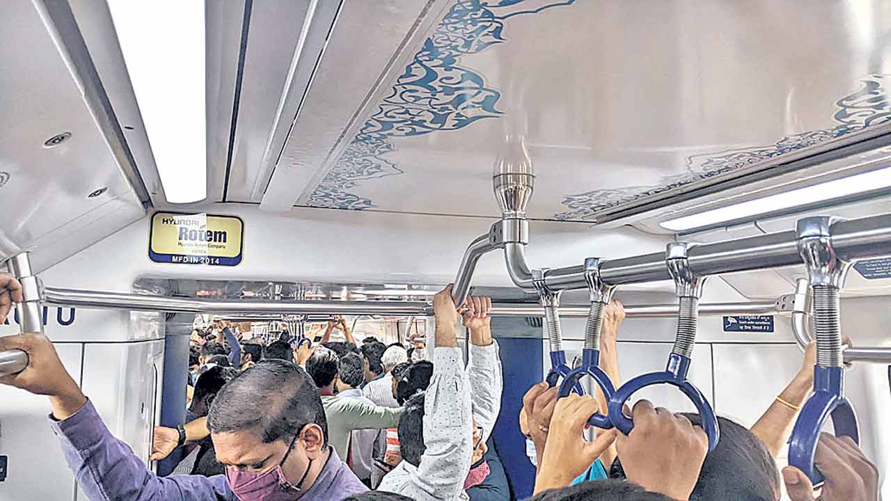 ప్రతి రోజూ.. 3 లక్షల ప్రయాణికులు