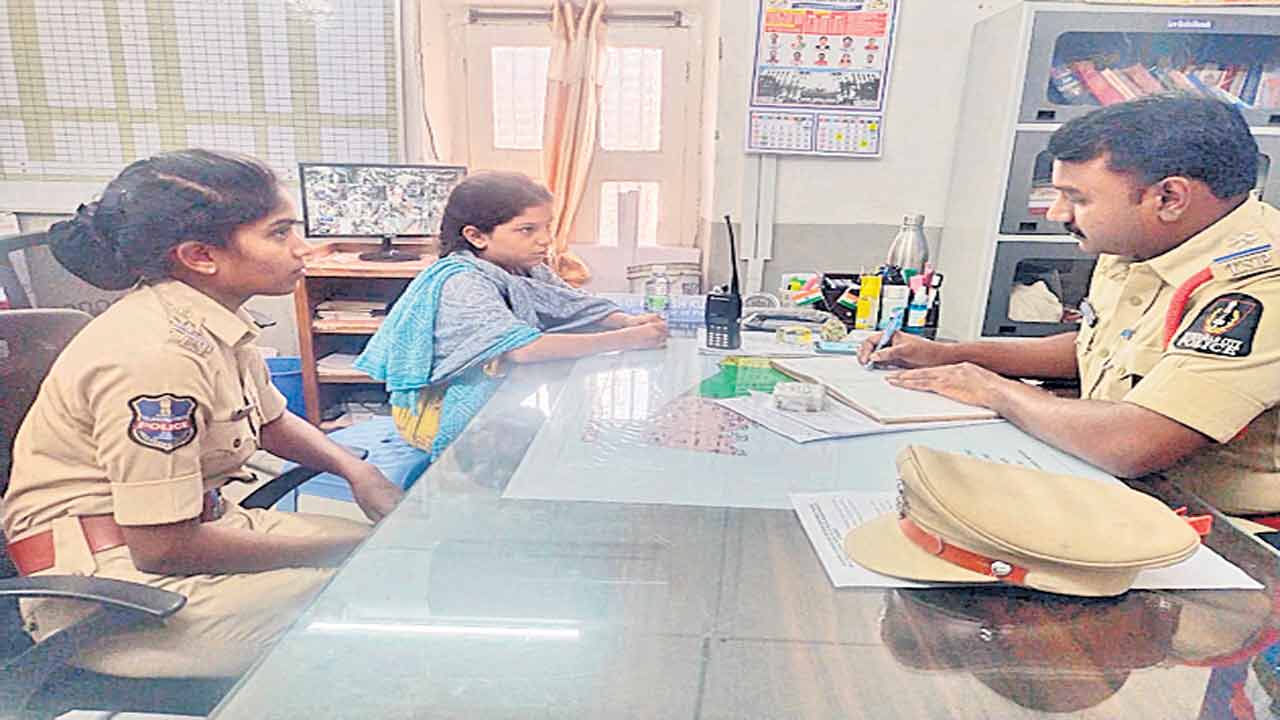 శభాష్‌ ముంతాజ్‌.. స్నేహితురాలి కోసం పోలీస్‌స్టేషన్‌ మెట్లెక్కిన చిన్నారి