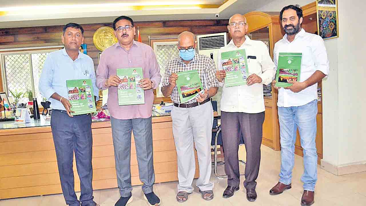 ‘తెలంగాణ సామాజిక ఆర్థిక ముఖచిత్రం’ పుస్తకం విడుదల