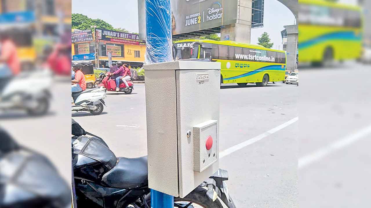 బటన్‌ నొక్కి.. రోడ్డు దాటుడే