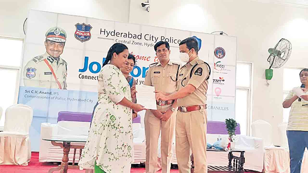 పోలీసుల జాబ్‌మేళాలో 986 మందికి ఉద్యోగాలు