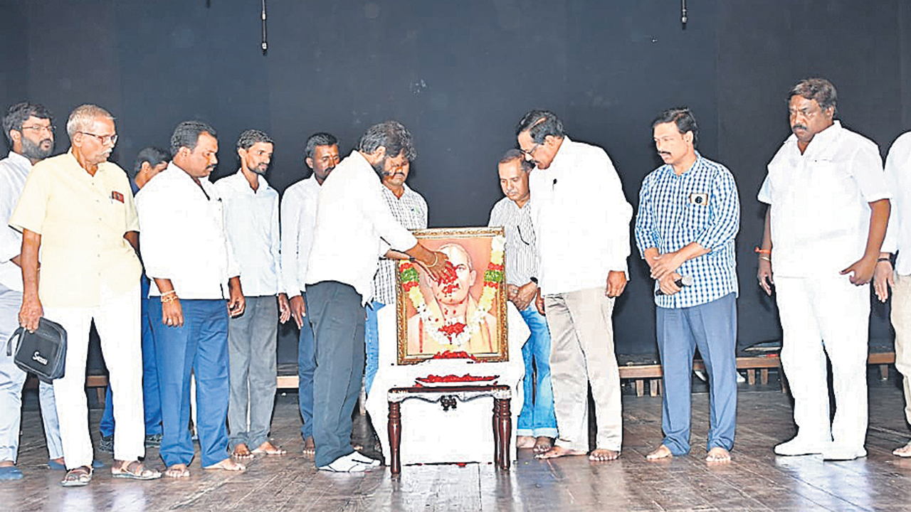 కవులు, కళాకారులకు తగిన ప్రాధాన్యత