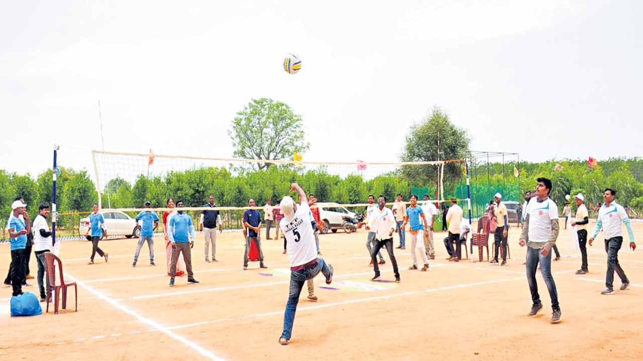 ఒక్కో డివిజన్‌లో మూడు స్పోర్ట్స్‌ గ్రౌండ్స్‌