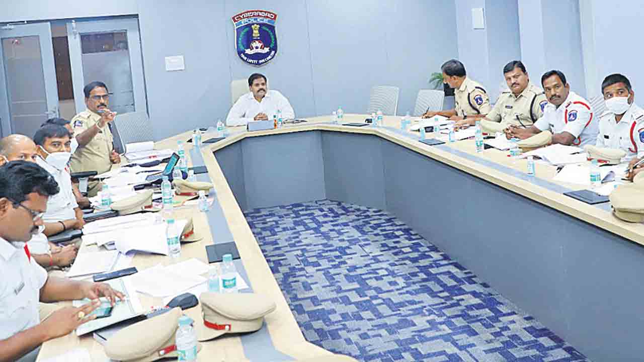 రోడ్డు ప్రమాదాలు తగ్గించేలా కృషి చేయండి