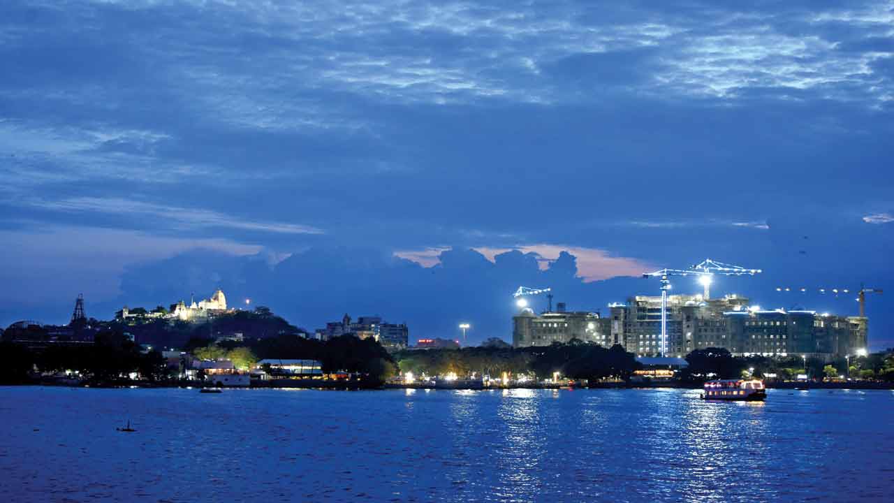 నీలి రంగుల్లో ఎన్ని హంగులో..