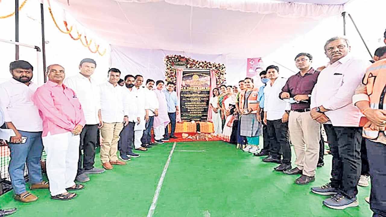 ఆదర్శవంతంగా అభివృద్ధి