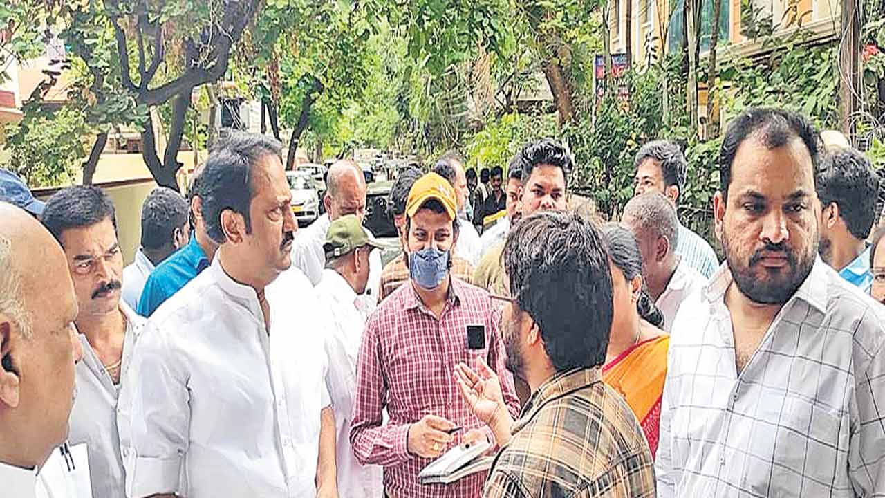 ఫోన్లు ఎత్తరు..పనిచేయరు