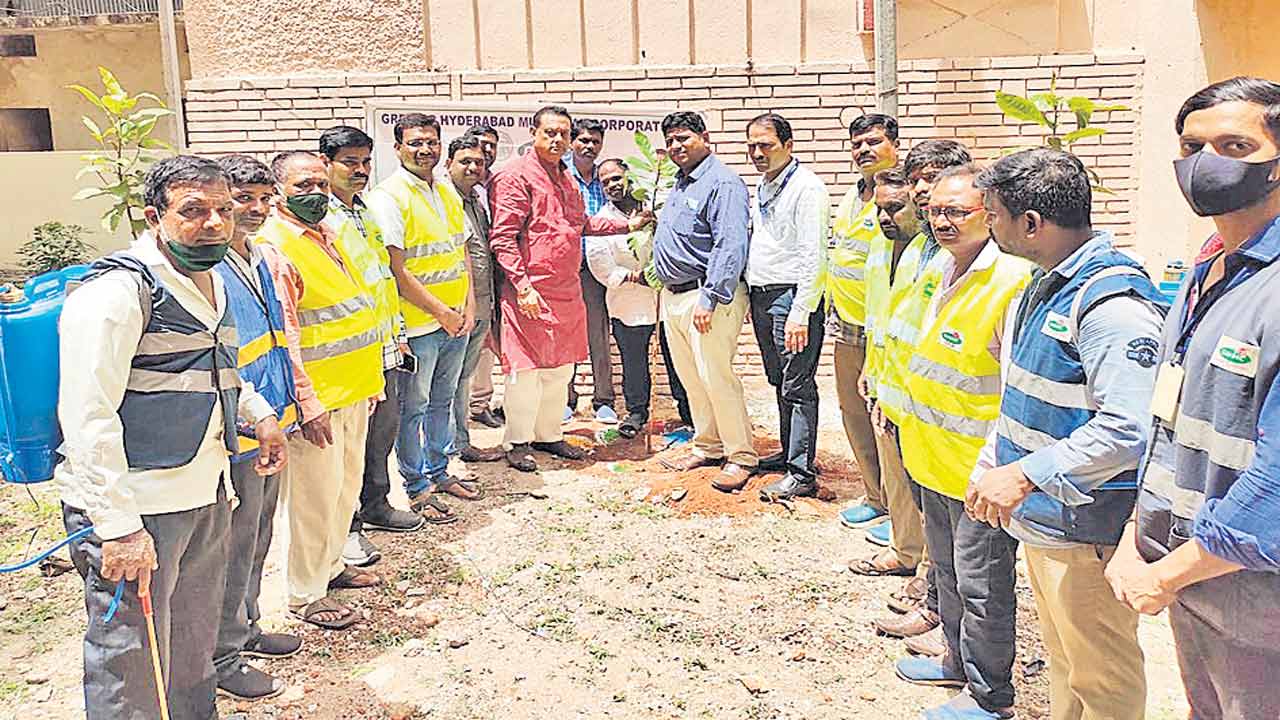 మొక్కలు నాటి.. సంరక్షించాలి