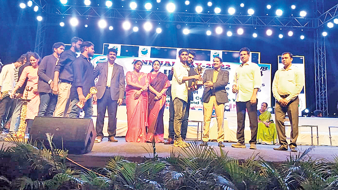 విద్యార్థులను తీర్చిదిద్దడంలో అధ్యాపకుల కృషి గొప్పది