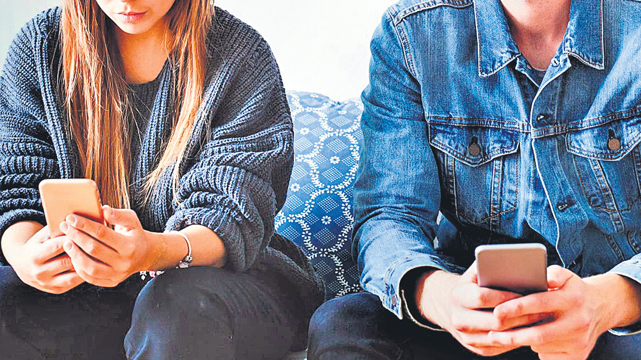 ఆన్‌లైన్ మాయ‌తో వివాహేత‌ర సంబంధాలు.. తేరుకునే లోపే కుటుంబంలో చిచ్చు