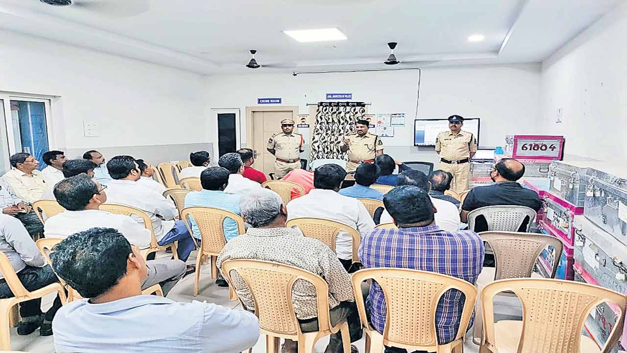 సైబర్‌ నేరాలపై అప్రమత్తంగా ఉండాలి