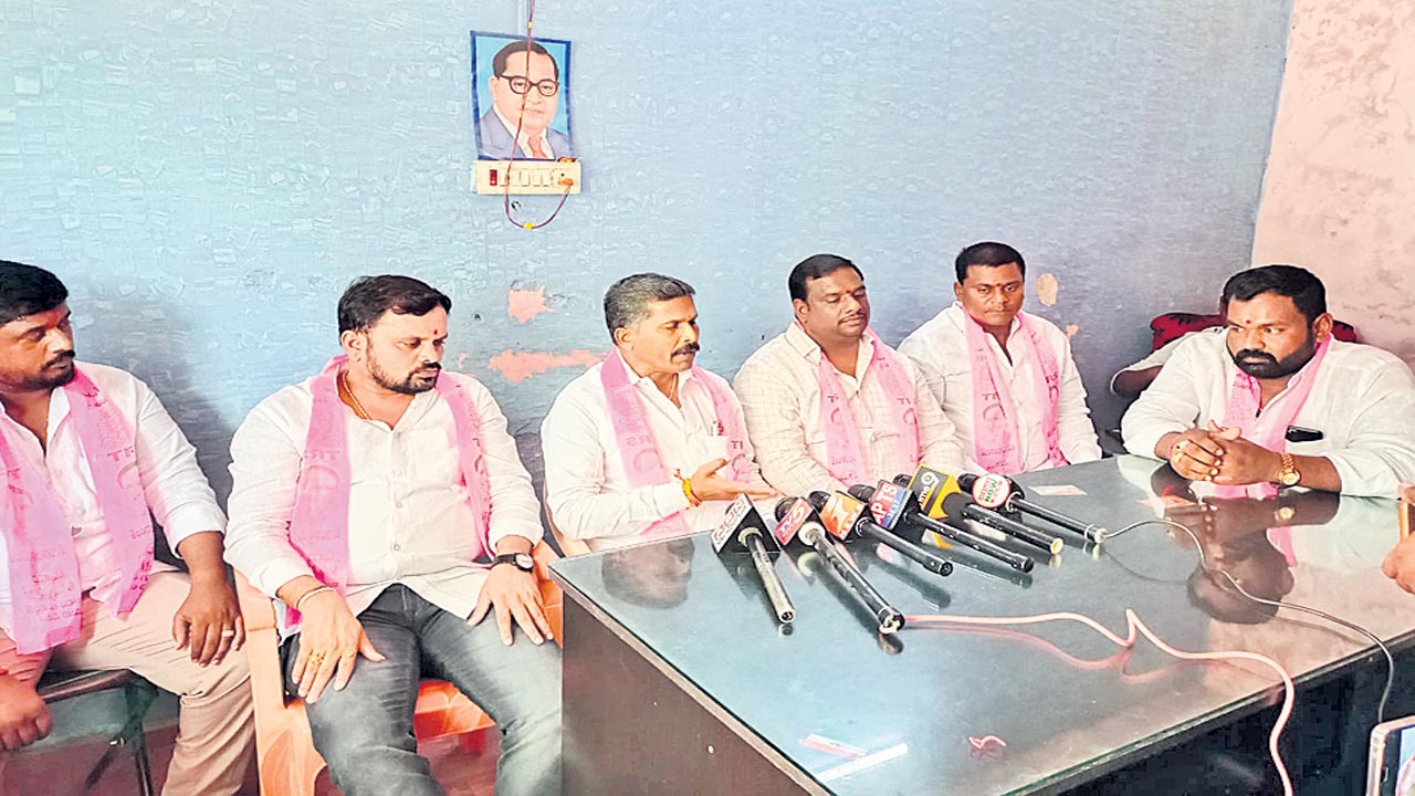 మంత్రిని విమర్శిస్తే.. సహించేది లేదు