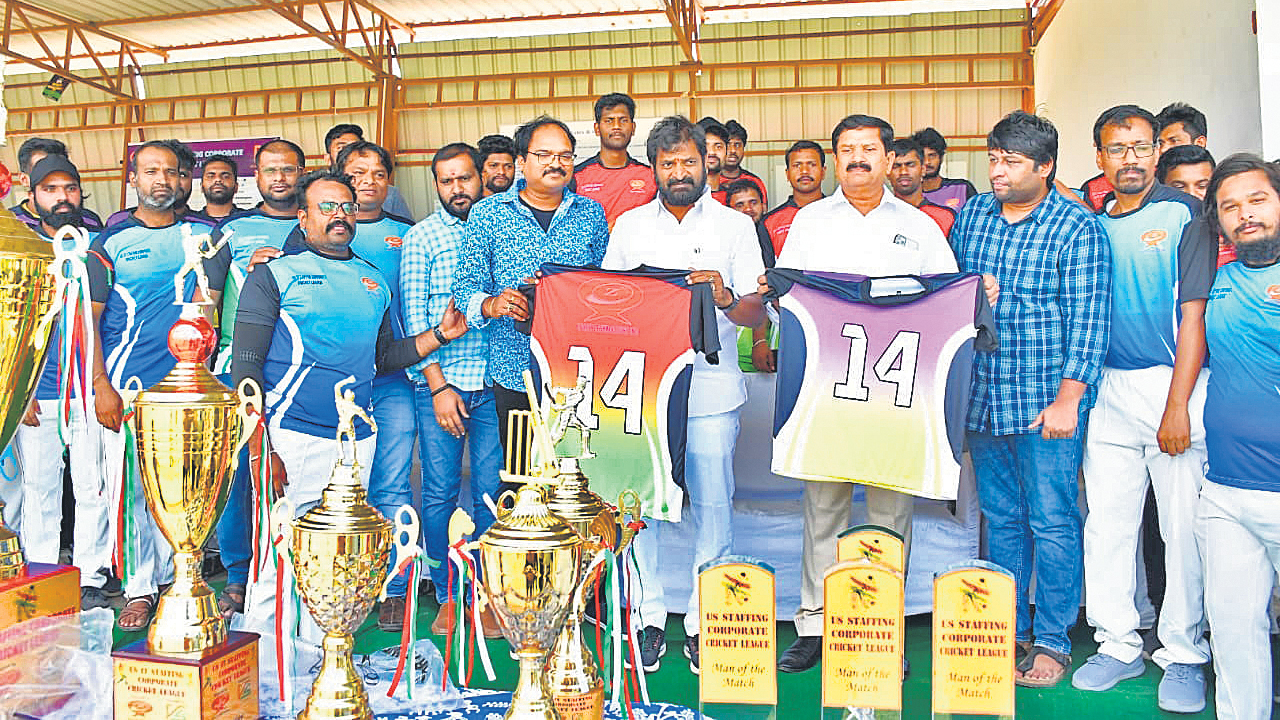 క్రికెట్‌ టోర్నమెంట్‌ ప్రారంభం