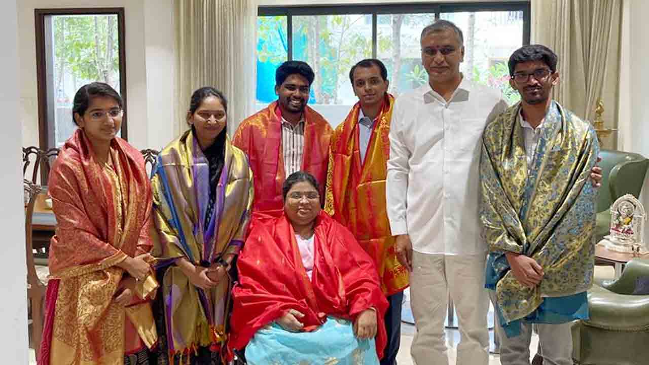 సివిల్స్‌ ర్యాంకర్లకు మంత్రి హరీశ్‌రావు అల్పాహార విందు