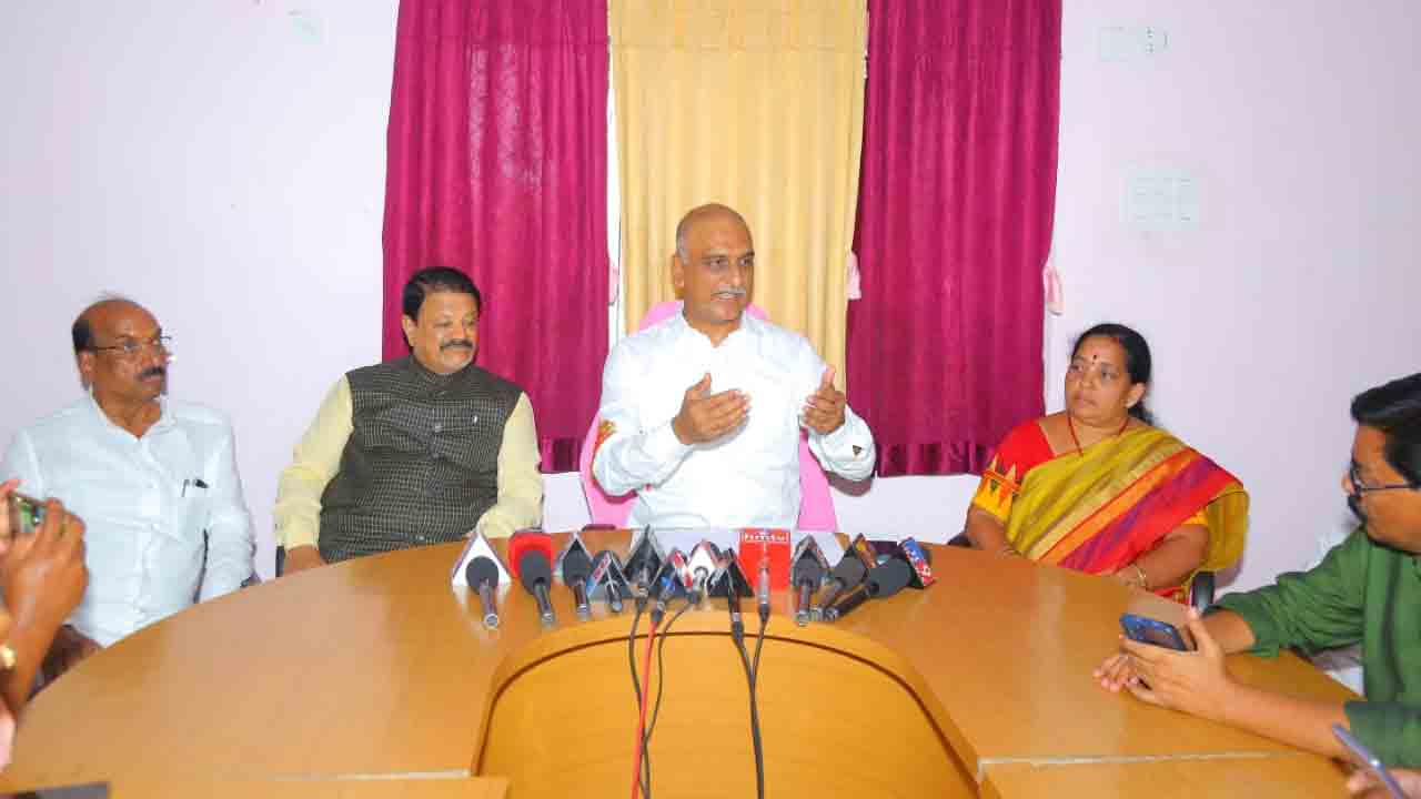 గౌర‌వెల్లి నిర్వాసితుల‌కు దండం పెట్టి చెబుతున్నా.. ఆ పార్టీల ట్రాప్‌లో ప‌డొద్దు : మంత్రి హ‌రీశ్‌రావు