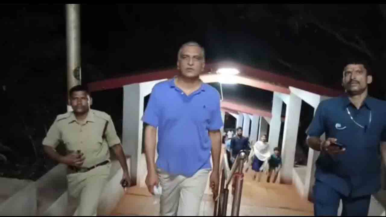 న‌డ‌క మార్గంలో తిరుమ‌ల‌కు చేరుకున్న మంత్రి హ‌రీశ్‌రావు.. వీడియో