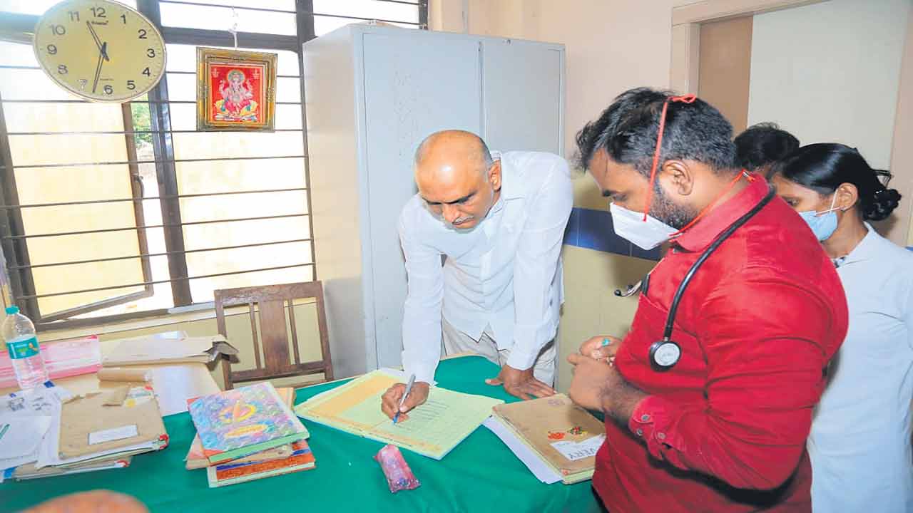 హుస్నాబాద్‌ దవాఖాన తనిఖీ