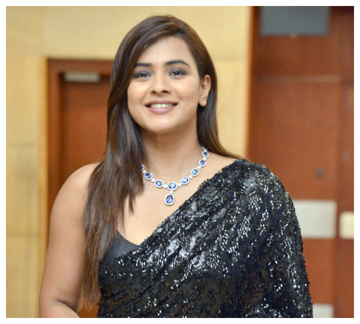 Hebah Patel | బ్లాక్ క‌ల‌ర్ శారీలో మెరిసిపోతున్న హెబ్బా పటేల్..
