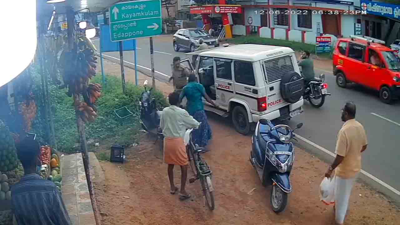 Watch: రియల్‌ హీరో… కత్తితో దాడి చేయబోయిన వ్యక్తితో పోలీస్‌ ఫైట్‌