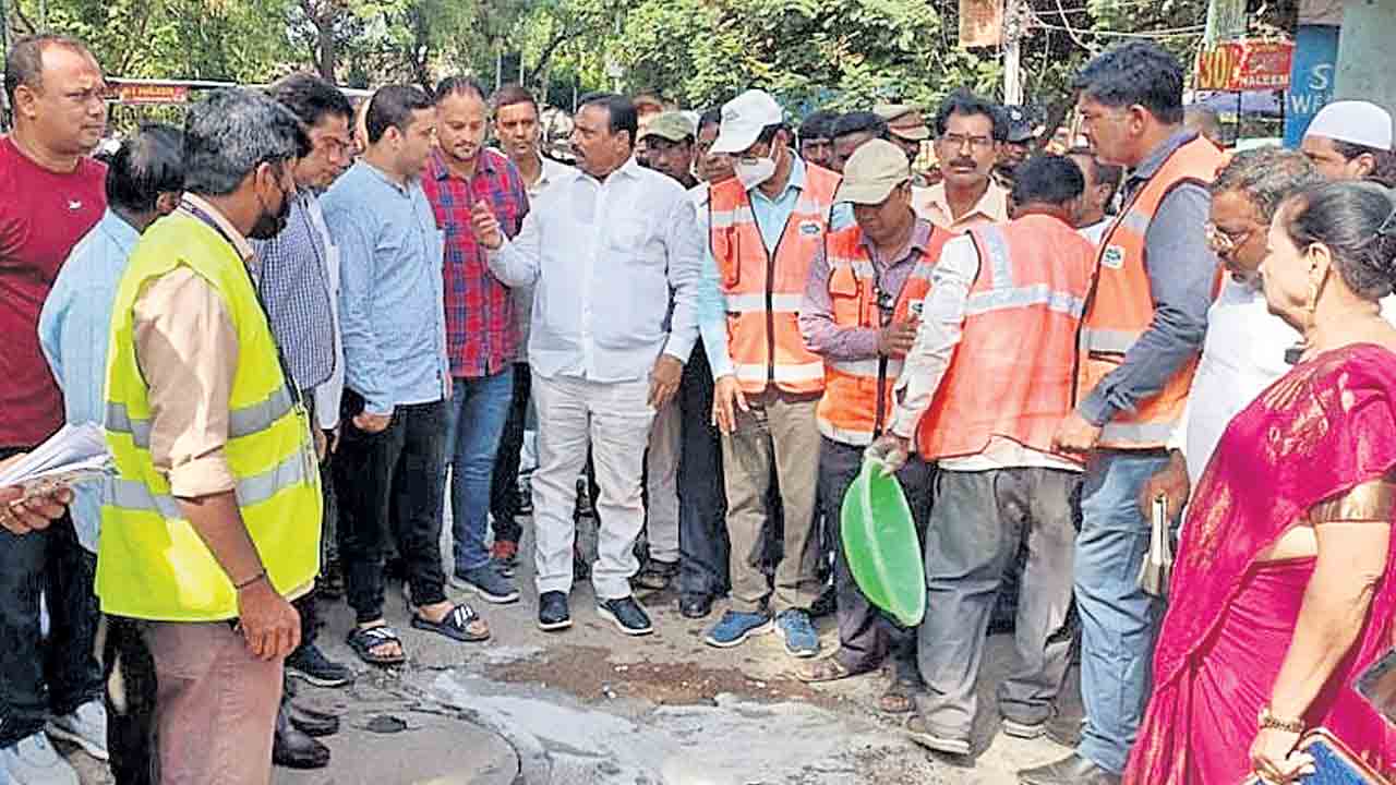 చెత్త తొలగిస్తూ..మొక్కలు నాటుతూ