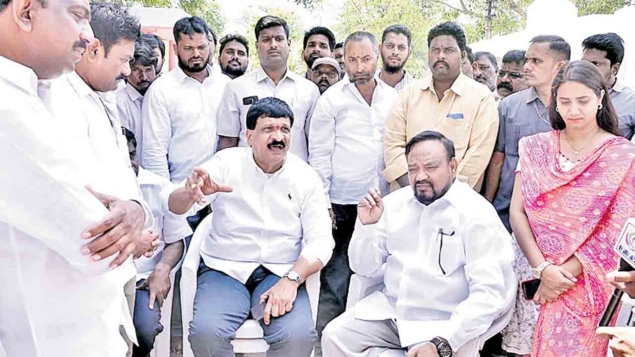 భక్తుల కోసం రోడ్డును తెరవాలి