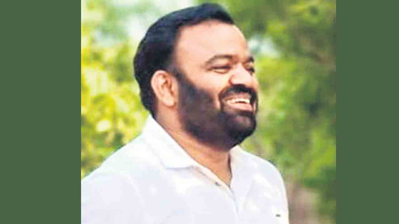 కబ్జాలు, ఫోర్జరీలకు పాల్పడుతున్న