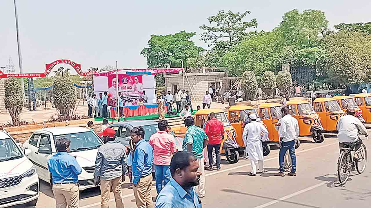 దళిత బంధుతో ఆర్థిక స్వావలంబన